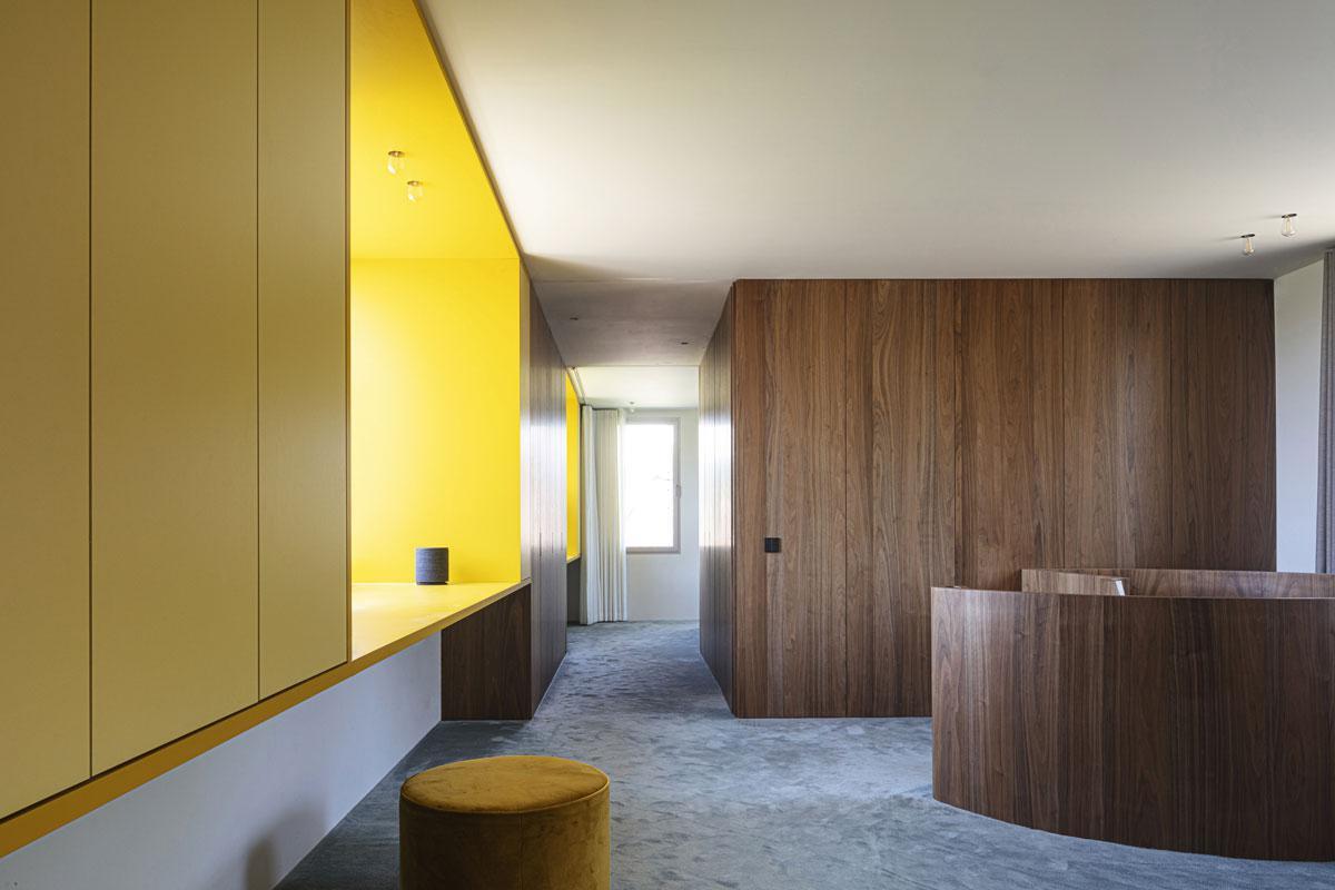 Op de verdieping kozen OYO en de bewoners voor zachte materialen en maatwerk in sprekende kleuren. De kinderkamers zijn bewust compact, zodat de gang met de kamerdeuren open één groot speelveld wordt.