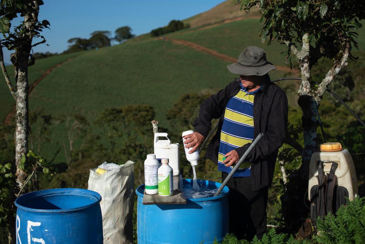 Landbouwer Óscar Ruiz Gómez uit Cipreses (Costa Rica) gaat zijn wortelplantage besproeien.