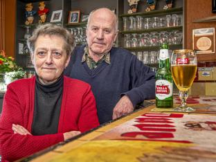 Marie-Thérèse en Walter zullen de ambiance aan hun toog missen, zeggen ze.©JOKE COUVREUR