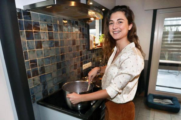 Karen Slosse roert in de potten. “Ik kook geregeld, maar leg me er niet speciaal op toe. Ik lust zo goed als alles.”©Johan Sabbe