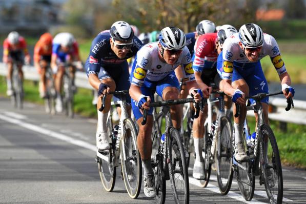 Dit beeld uit Brugge-De Panne van vorig seizoen - Mathieu van der Poel vormt een waaier met drie West-Vlamingen: Jonas Rickaert, Yves Lampaert en Tim Declercq - zouden we dit voorjaar wel eens vaker kunnen terugzien. (foto Getty Images)©Luc Claessen Getty Images