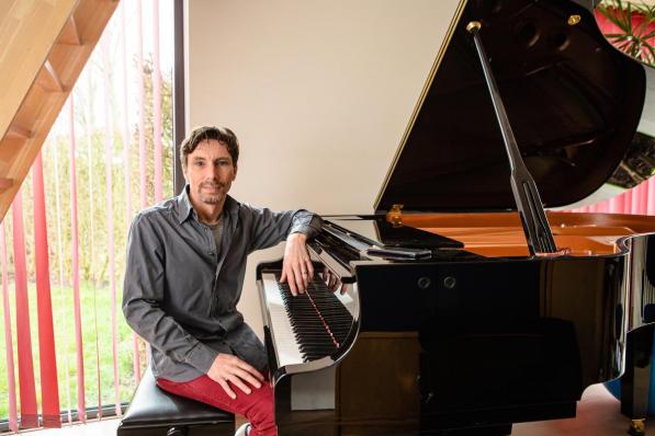 Tom Kristiaan is zelf pianist en accordeonist.© Davy Coghe