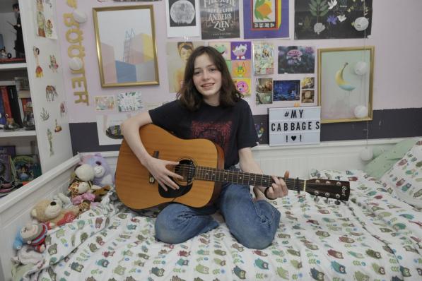 Helena in haar kamer, waar ook de clip werd opgenomen.© PADI
