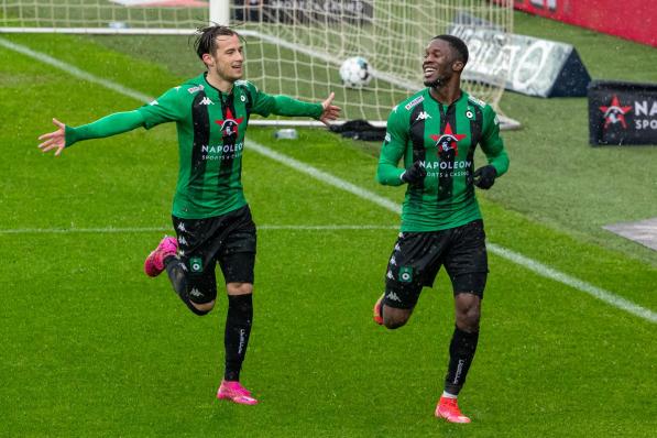 Olivier Deman en Ike Ugbo vormden voorin een sterk duo in de strijd om het behoud.© BELGA