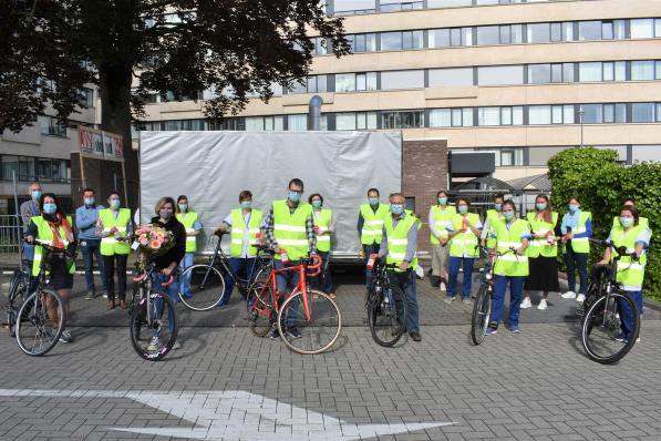 Elke Bleyaert moedigt ziekenhuismedewerkers aan tijdens Week van de Fiets.©TOM VAN HOUTTE foto TVW