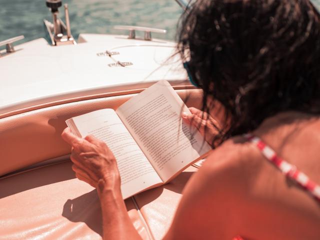 Roman policier, histoire feel good, essai… Voici les livres à dévorer sous le soleil ces vacances.